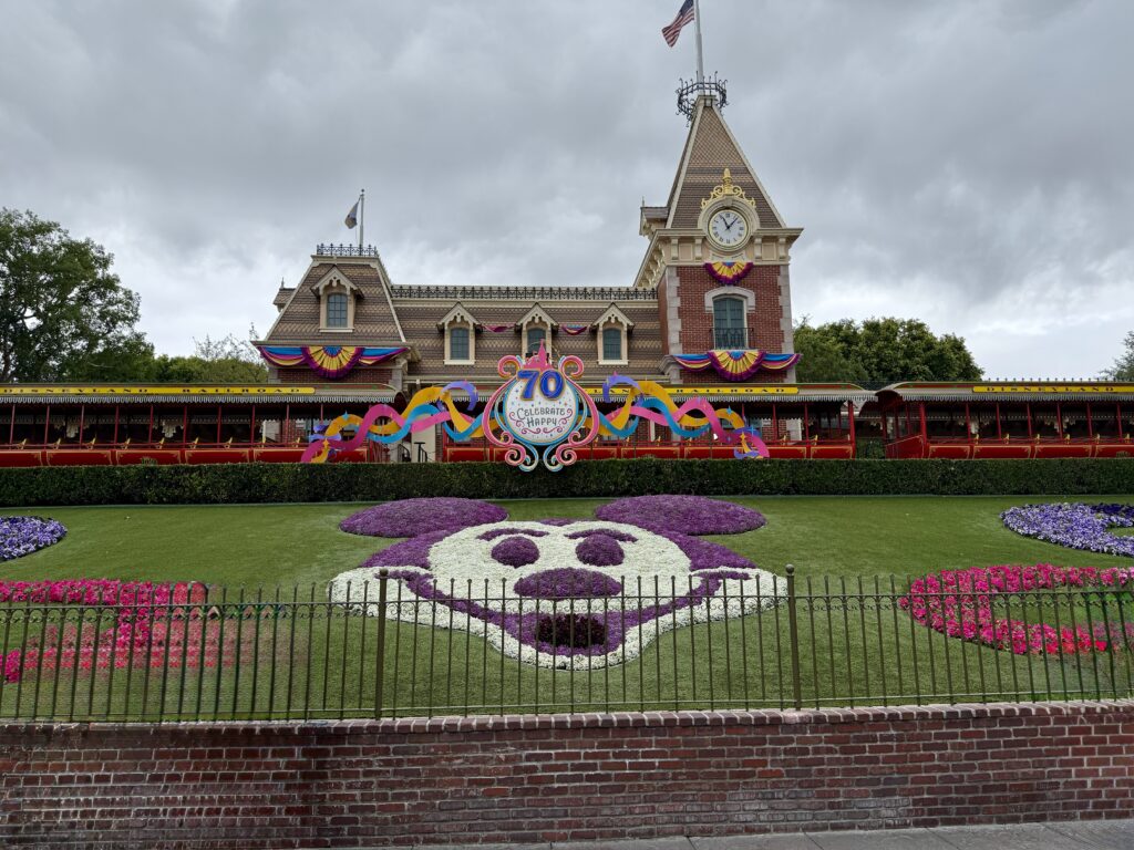 Disneyland Disneyland entrance